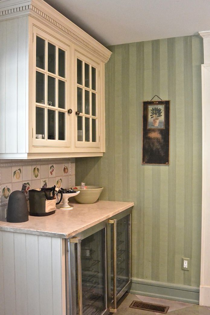 žaliai dryžuoti tapetai virtuvėje