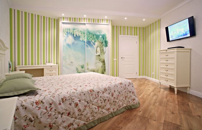 žaliai dryžuoti tapetai miegamajame