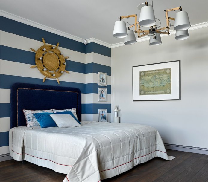 غرفة نوم داخلية بحرية مع ورق حائط مخطط باللونين الأبيض والأزرق