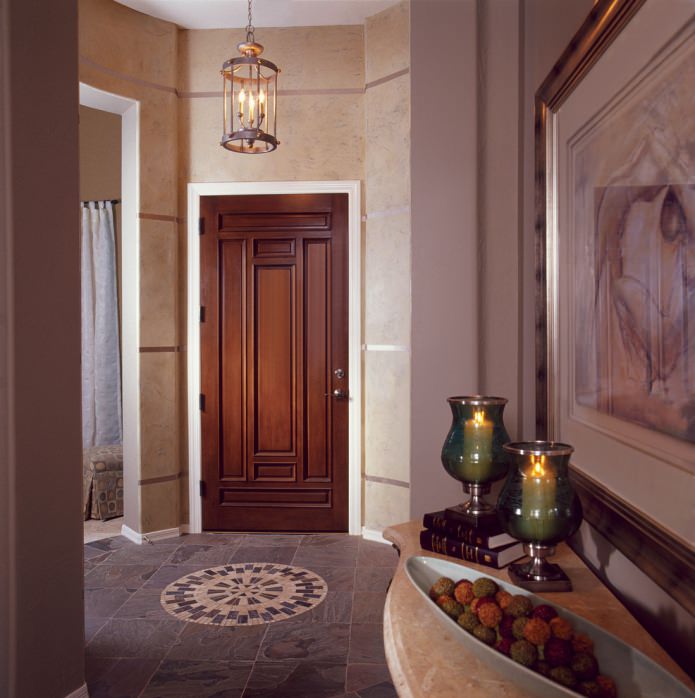 portes massisses amb un patró tallat a l'interior d'un passadís clàssic