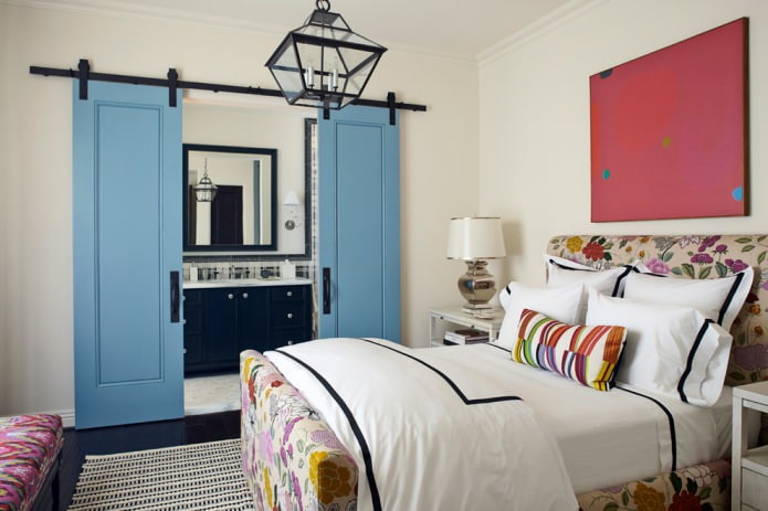 combinatie van blauwe deuren en donkere vloeren