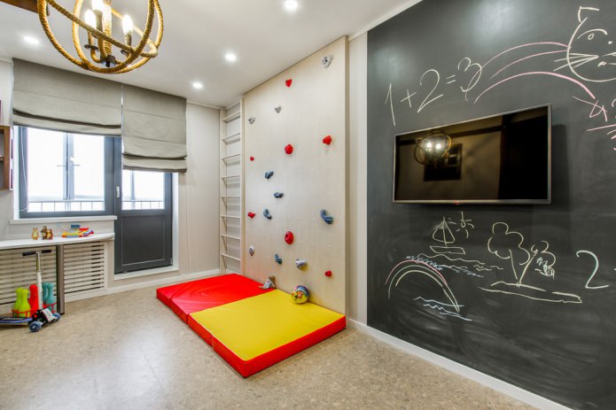 светъл интериор на детската стая с площадка за игра и тебешир