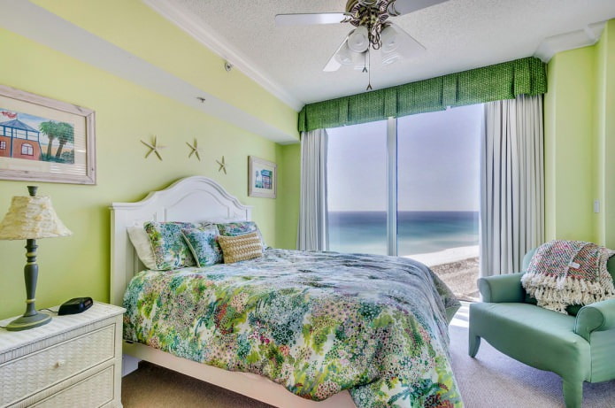 חדר שינה ירוק עם כורסת מנטה