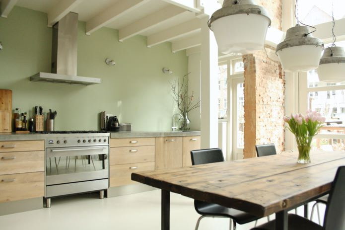 øko-køkken med olivenvægge og murstensskillevæg