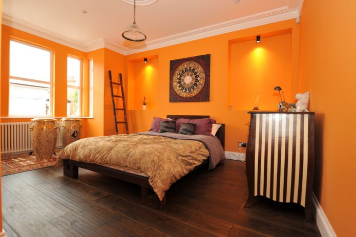 الجدران البرتقالية في غرفة النوم