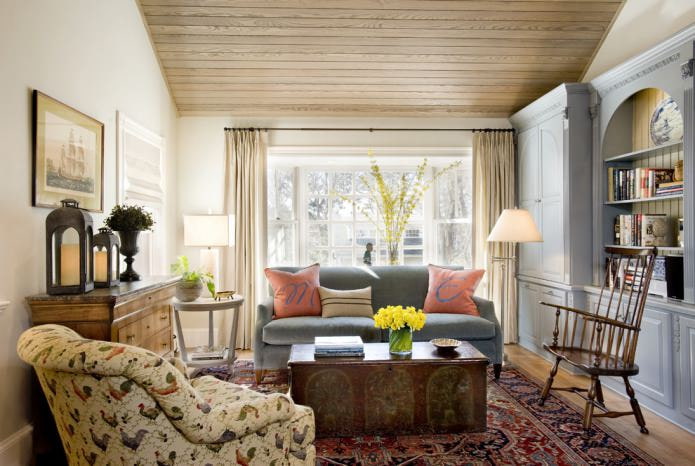 interiér obývacího pokoje s dřevěným stropem a obyčejnými světlými stěnami