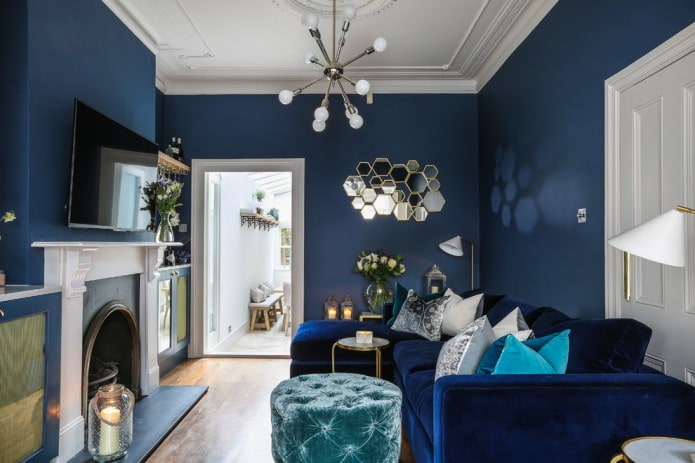 جدران زرقاء في غرفة المعيشة