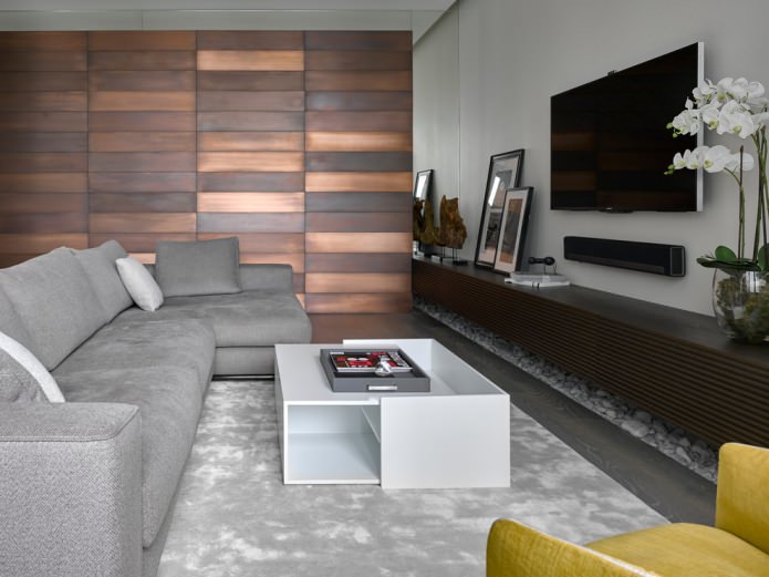 moderná obývacia izba s obložením z matného dreva na jednej zo stien