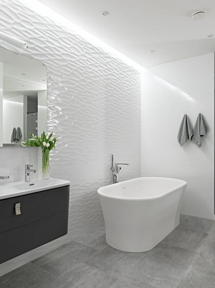 banyoda beyaz kabartmalı paneller