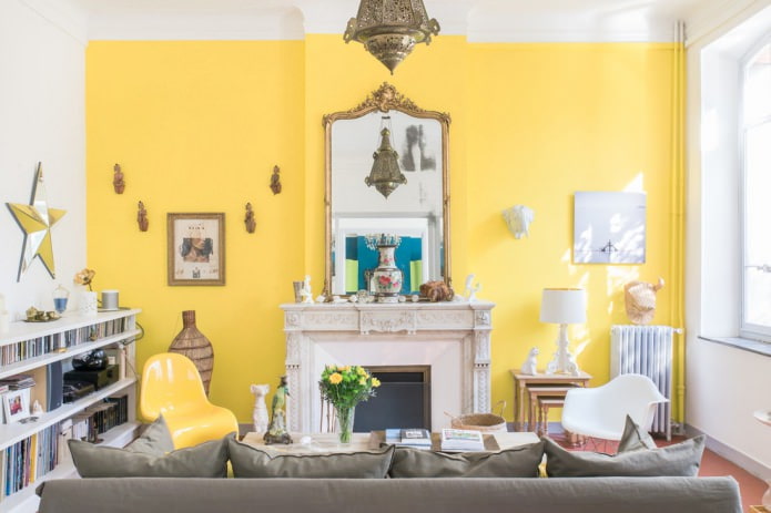 bílý a žlutý obývací pokoj