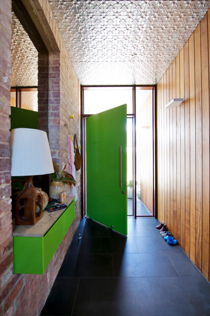 tehlová a drevená stenová dekorácia