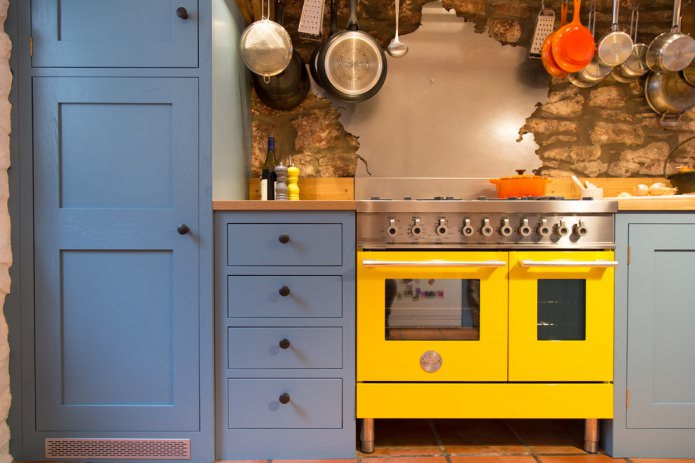 żółta fasada piekarnika w niebieskiej kuchni