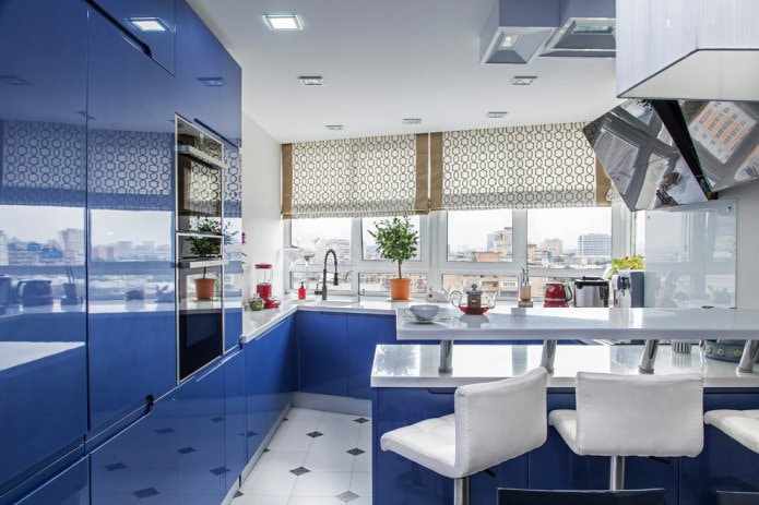 smilškrāsas aizkari zilajā virtuvē