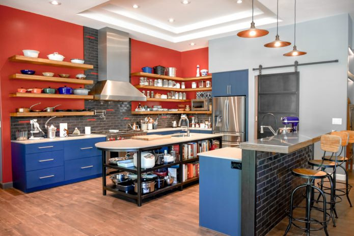 raudona siena su šviesiai mėlynomis virtuvės spintelėmis