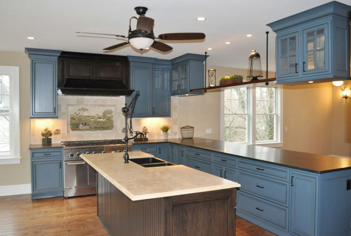 bàn bếp bằng ván dăm trong nhà bếp màu trắng và xanh