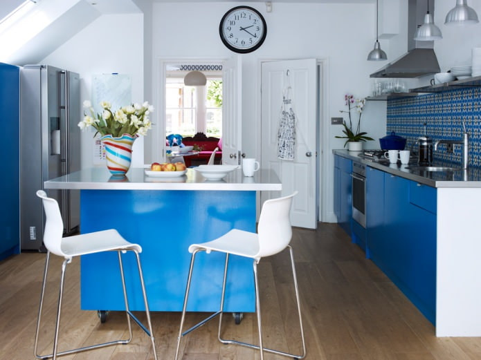 gaiši zila virtuve ar spīdīgu komplektu