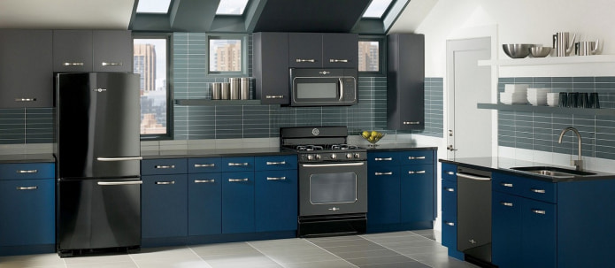 viršutinės virtuvės spintelės grafito spalvos su tamsiai mėlynais fasadais