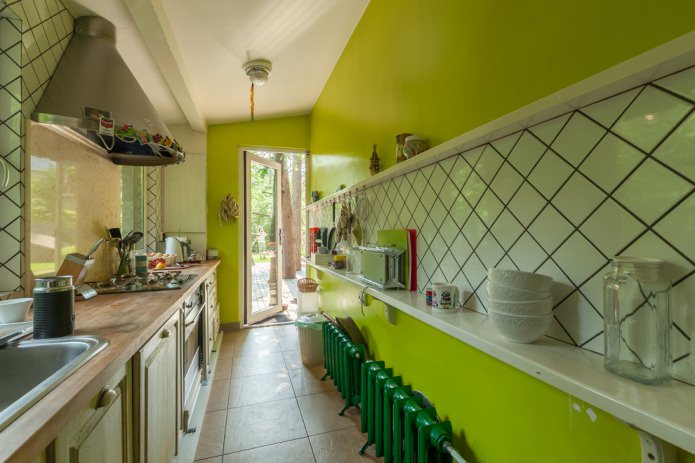šviesiai žalia siena virtuvėje