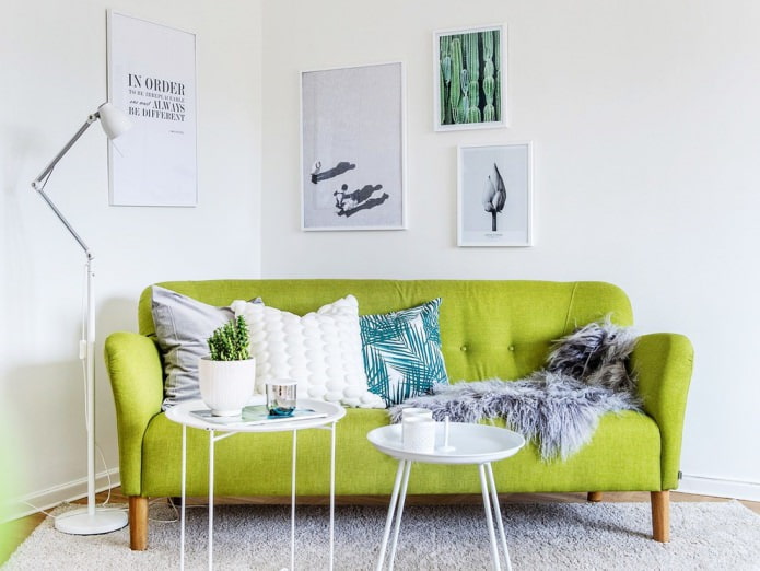 šviesiai žalia sofa