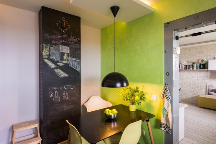 perete verde deschis în bucătărie