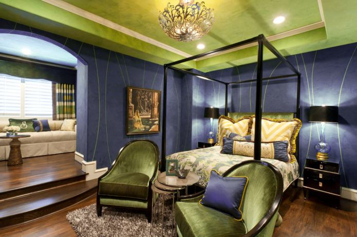 Açık yeşil ve mor yatak odası