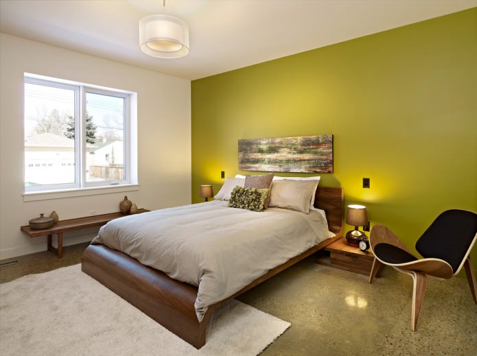 جدار أخضر فاتح في غرفة النوم