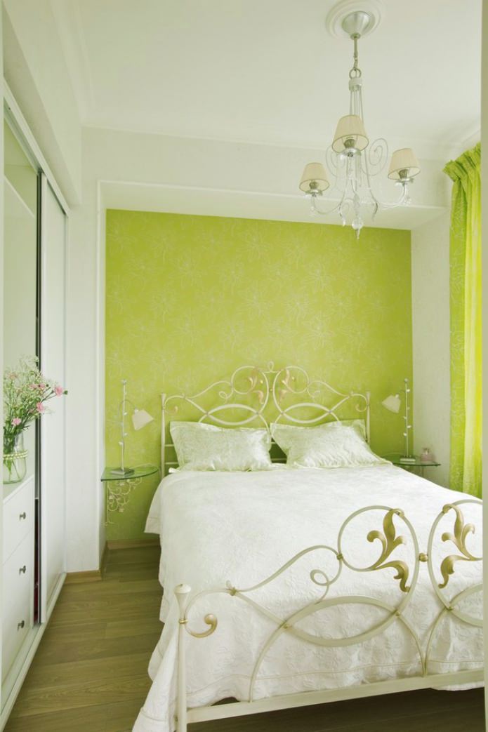 akcentująca jasnozielona ściana w sypialni