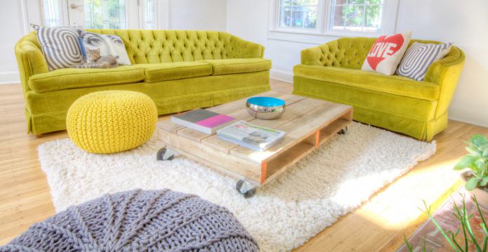 Šviesiai žalia sofa