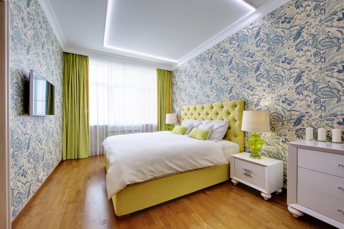 سرير وستائر بألوان خضراء فاتحة