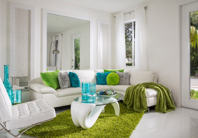 světle zelený koberec v obývacím pokoji