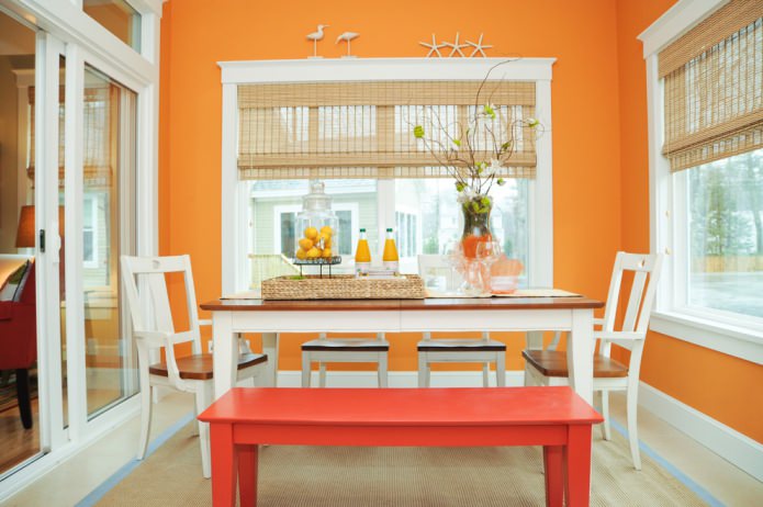 turuncu renklerde yemek odası