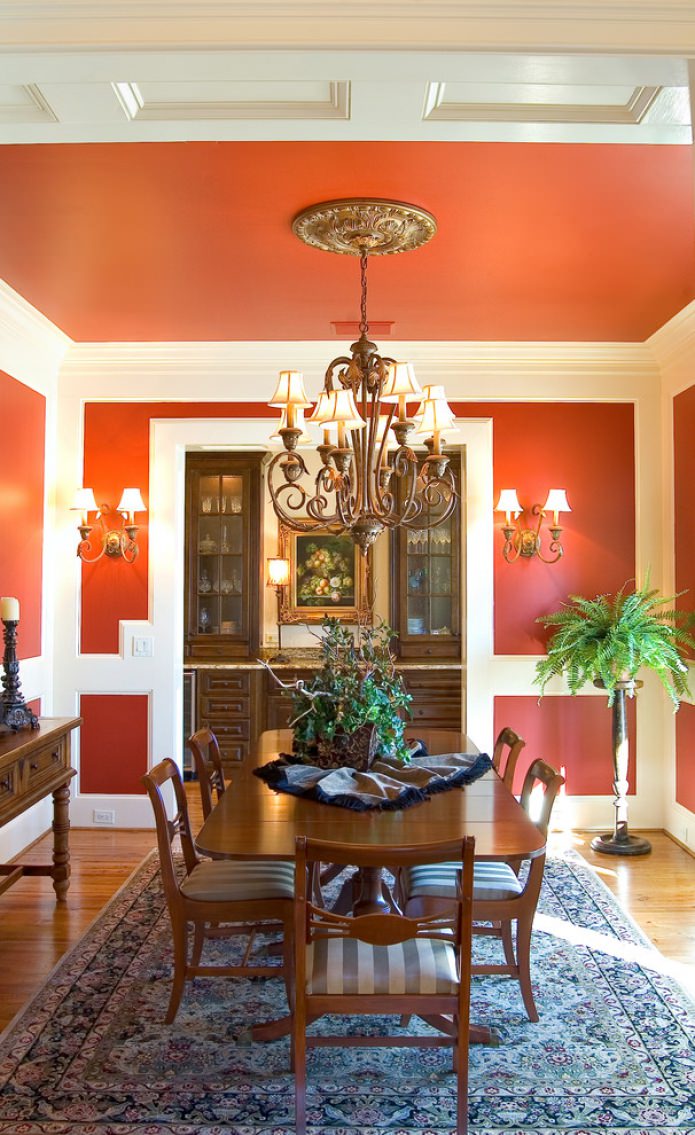 غرفة طعام كلاسيكية بألوان برتقالية