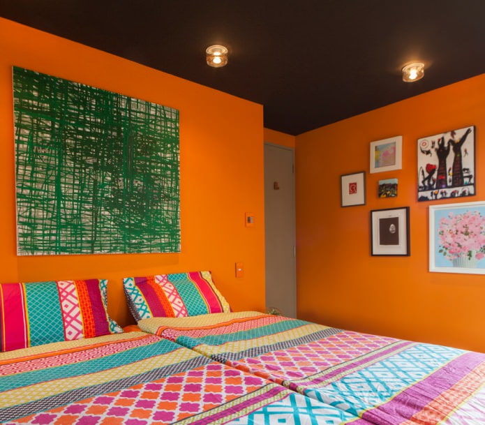 kirkkaan oranssit seinät makuuhuoneessa