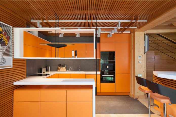 oranžinių tonų virtuvė