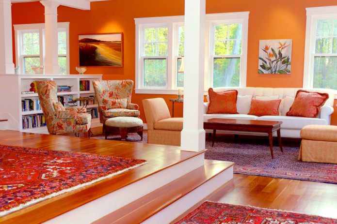 غرفة معيشة بجدران برتقالية
