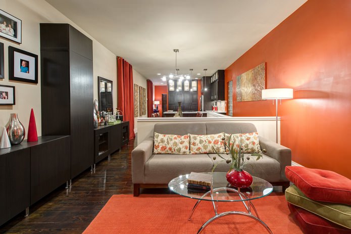 Moderný štýl v obývacej izbe s oranžovou stenou