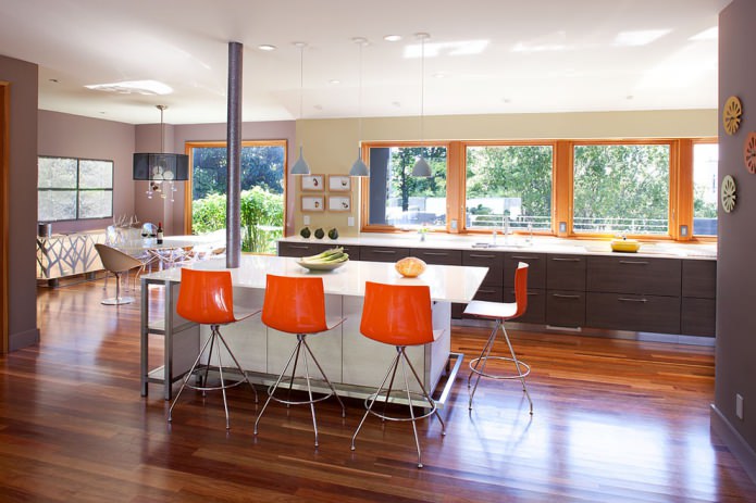 pomarańczowe krzesła w kuchni