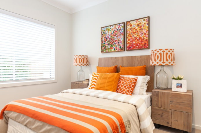 pomarańczowe poduszki w sypialni