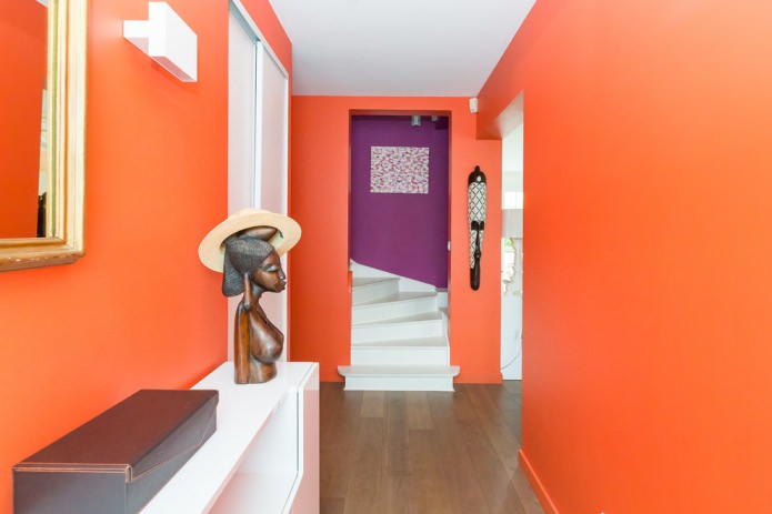 oranžové stěny na chodbě