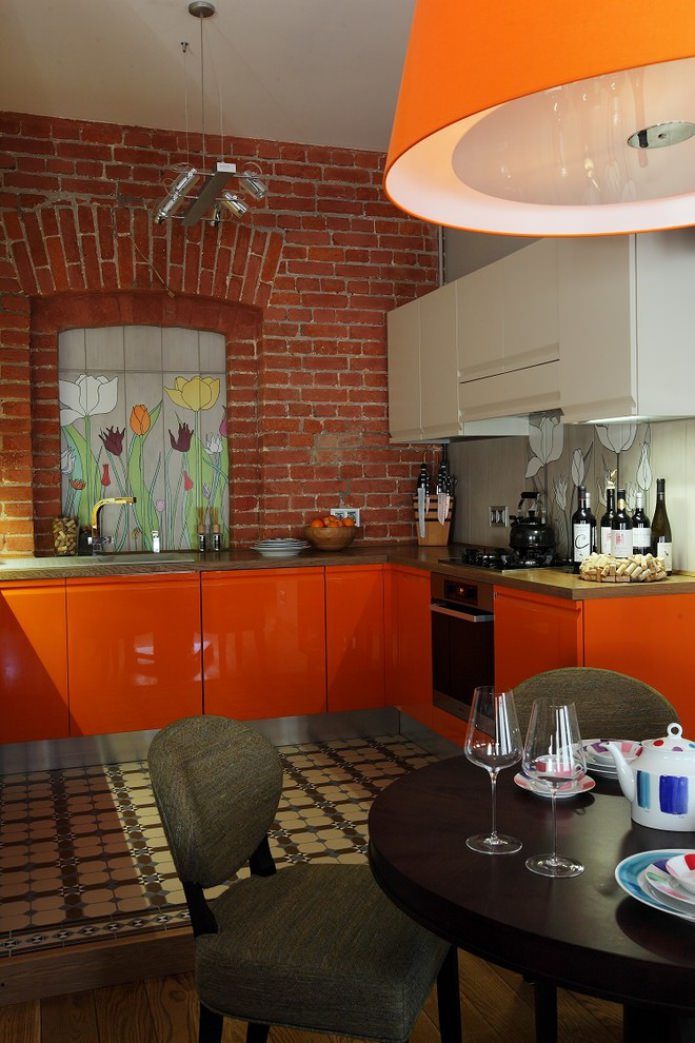 podkrovní kuchyňský interiér s oranžovou sadou