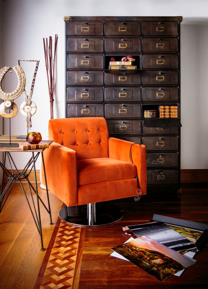 oranžová měkká židle