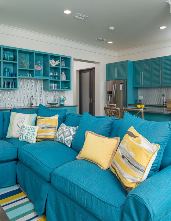 turquoise keuken gecombineerd met woonkamer