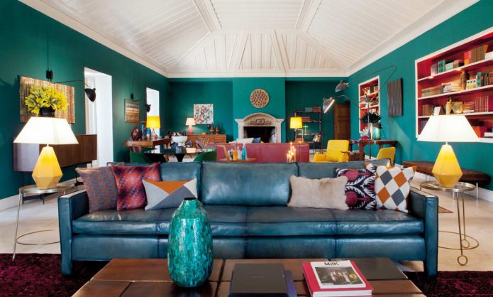 غرفة معيشة بسقف منحدر بألوان فيروزية