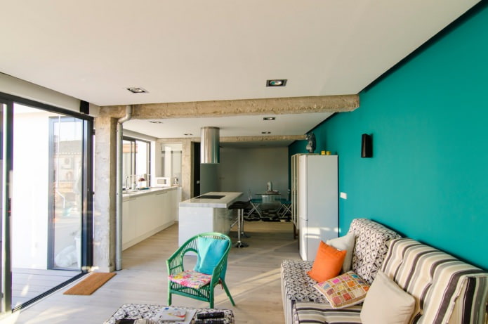 mur turquoise dans une chambre de style loft