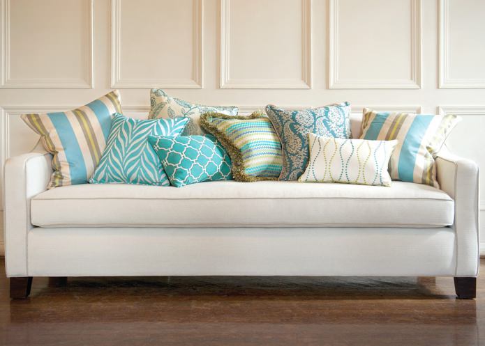 turkusowe poduszki na sofie