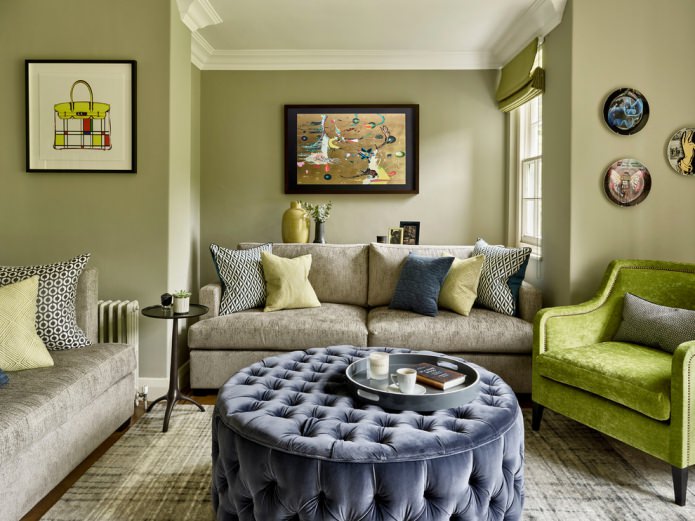 obývací pokoj s bledě olivovými stěnami
