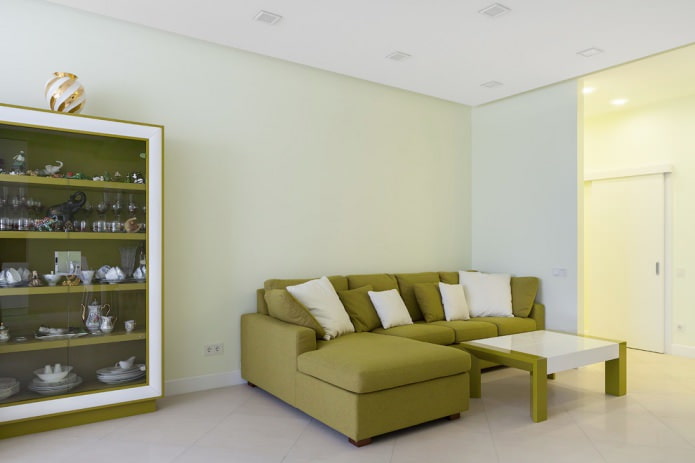 olivengarderobe og sofa