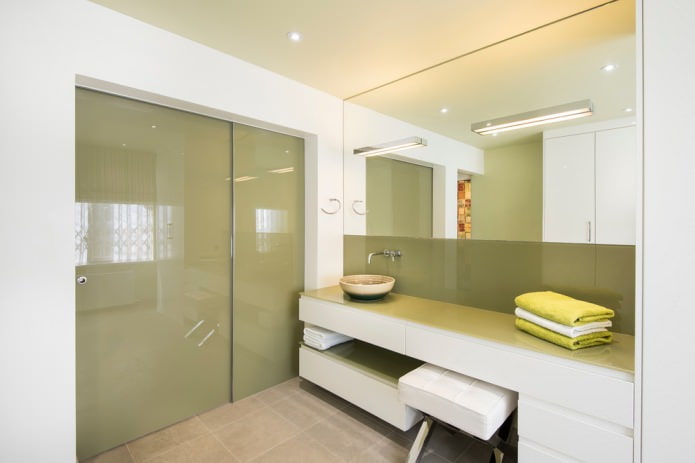 moderná biela a olivová kúpeľňa