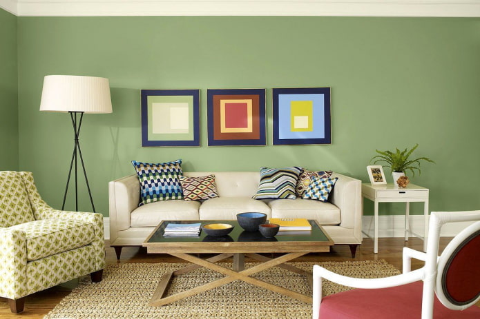 lyst værelse med grønne vægge