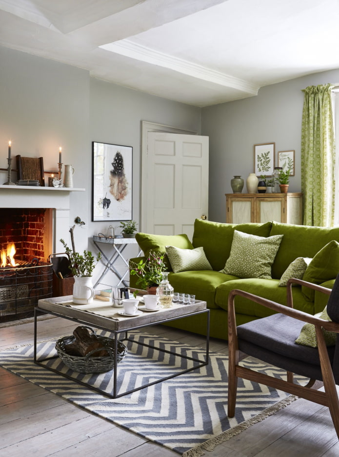 salon z zieloną sofą
